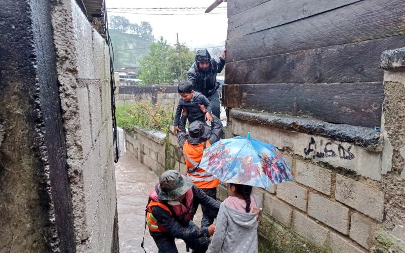 Ejército de Guatemala evacúa familias y cubre emergencias provocadas por depresión tropical “Julia”*