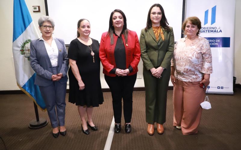 Mineduc presenta mapa de la cooperación nacional,  internacional y empresarial en materia educativa