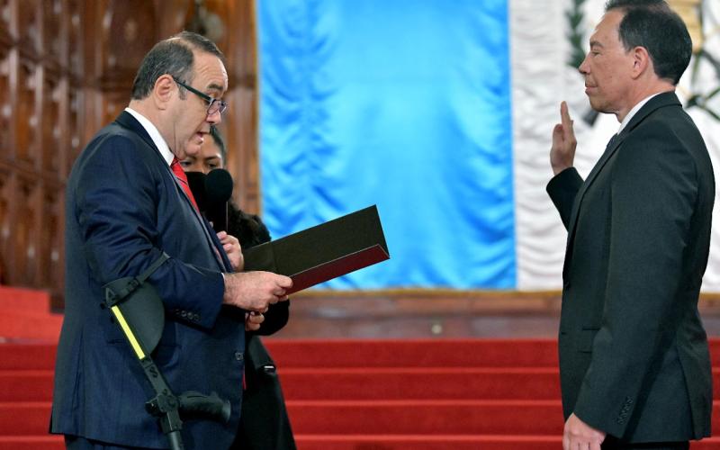 Presidente Dr. Alejadro Giammattei Juramenta autoridades de BANGUAT y SIB