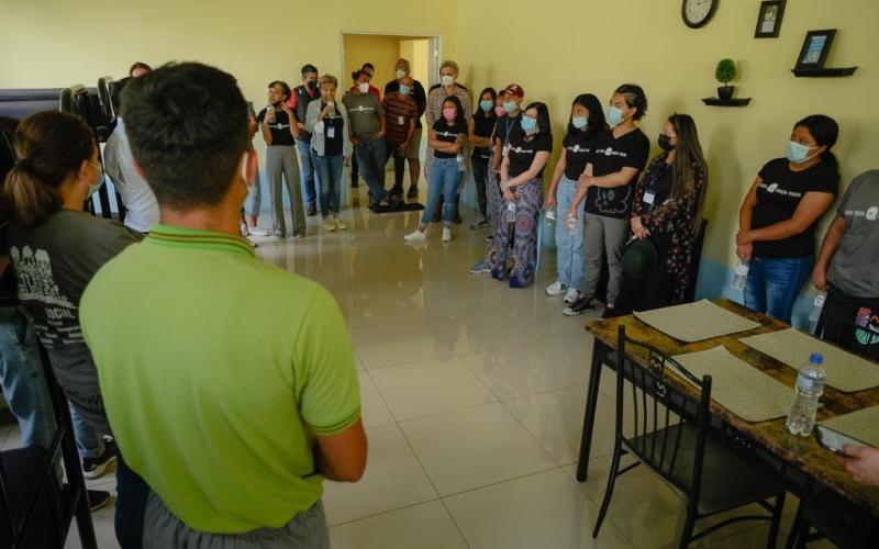 Los jóvenes explicaron a los extranjeros cómo funciona Casa Intermedia