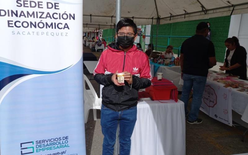 Emprendedor expone sus productos en feria de emprendimiento en Sacatepéquez