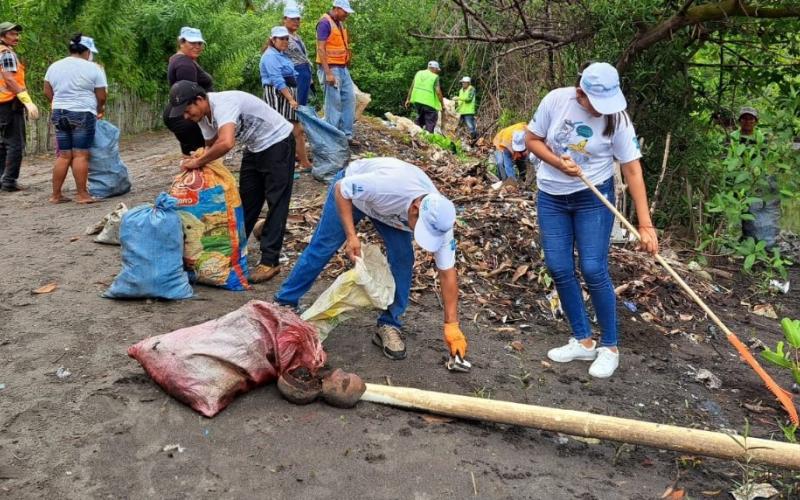MARN lidera jornada de saneamiento en playa de Tulate 