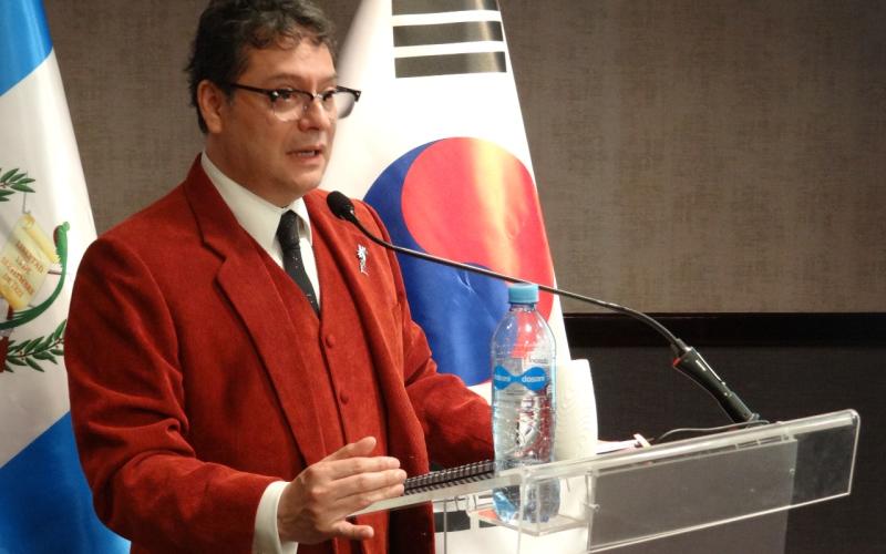 Ing. Hiram Urrutia presentando los casos de buena gobernanza en Corea y su aplicación en Guatemala