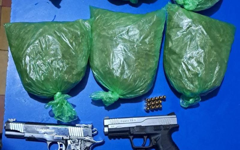 Detenidas por distribución de droga y portación ilegal de arma de fuego