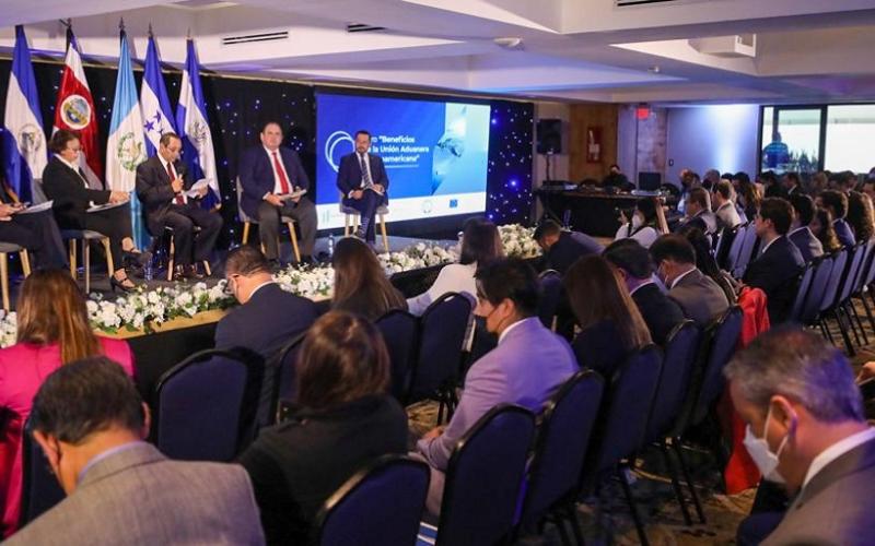 La viceministra de Integración y Comercio Exterior, María Luisa Flores (segunda de Izq. a Der.), durante su participación en el foro.