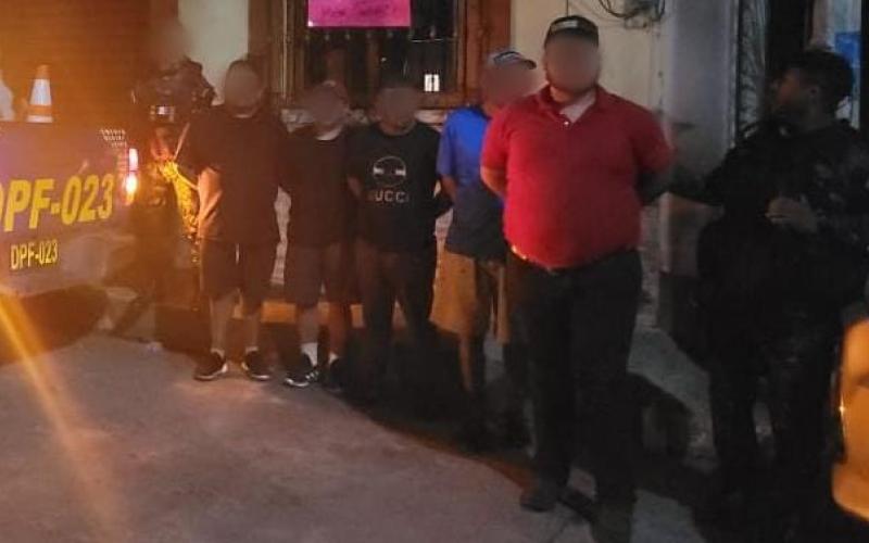 Supuestos coyotes detenidos por traslado de 54 migrantes