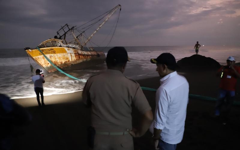 Ministro Mario Rojas verifica acciones interinstitucionales por encallamiento de barco en Monterrico