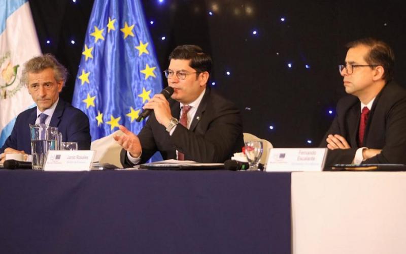 El Ministro de Economía Dr.  Janio Rosales (centro) presidió el evento . 