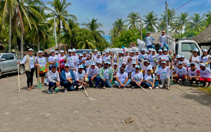 MARN y voluntarios limpian las playas en Izabal y Jutiapa