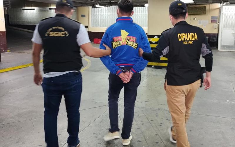 Investigadores sorprende a extorsionista recibiendo dinero