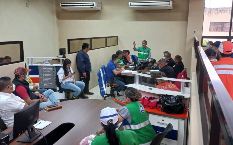 Personal de Mides en reunión de COE por emergencia Julia en Zacapa