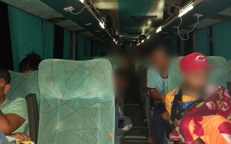 Piloto de autobús detenido por traslado de migrantes