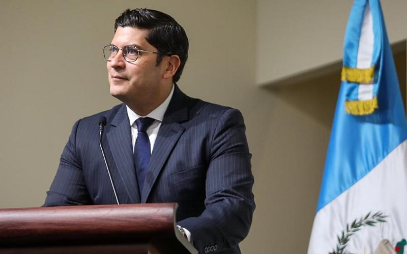 El ministro de economía, Dr. Janio Rosales (centro) durante su disertación..