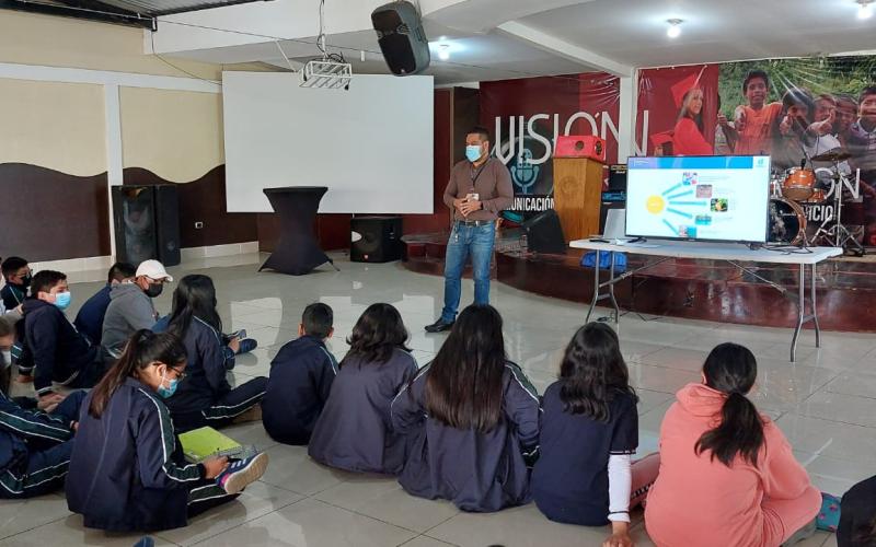 Estudiantes de San Pedro Sacatepéquez, San Marcos participan en la reforestación del municipio