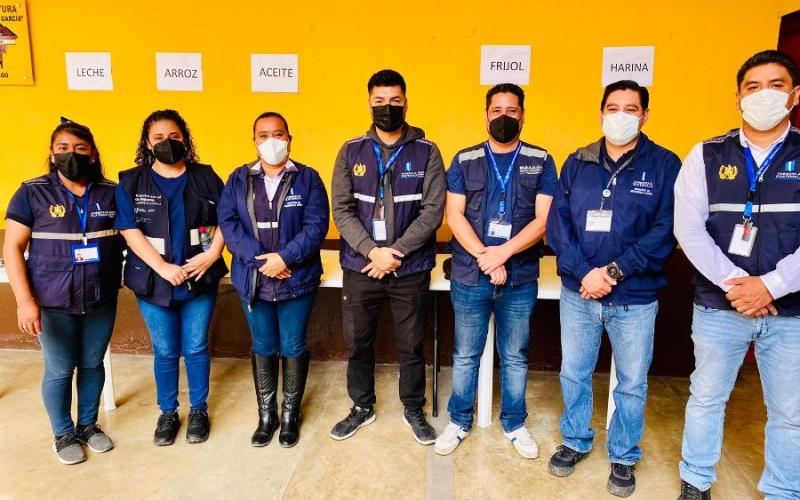 Personal de Mides entrega ayuda humanitaria en municipios afectados por Julia