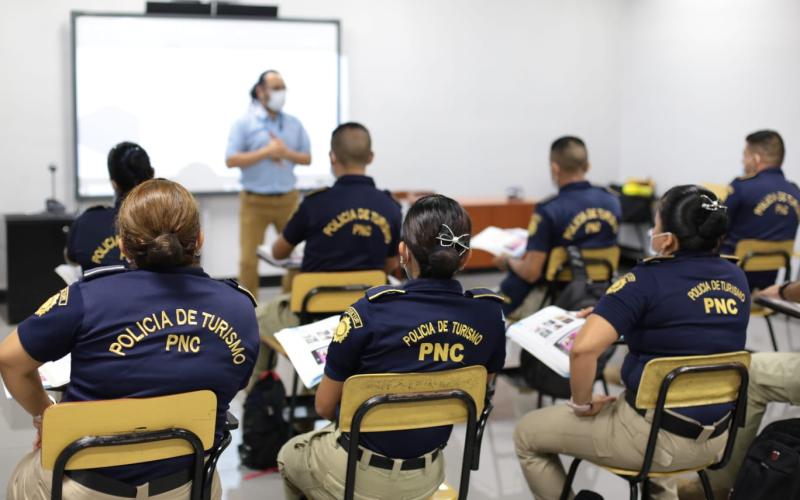 Personal policial reconoce el trabajo de la cartera del Interior