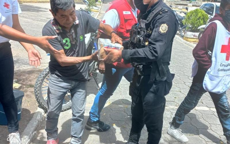 PNC continúa con el apoyo a damnificados por la tormenta Julia