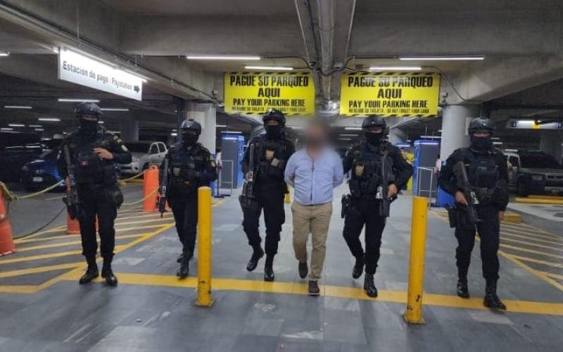 Autoridades detienen en el Aeropuerto La Aurora a extraditable vinculado al narcotráfico