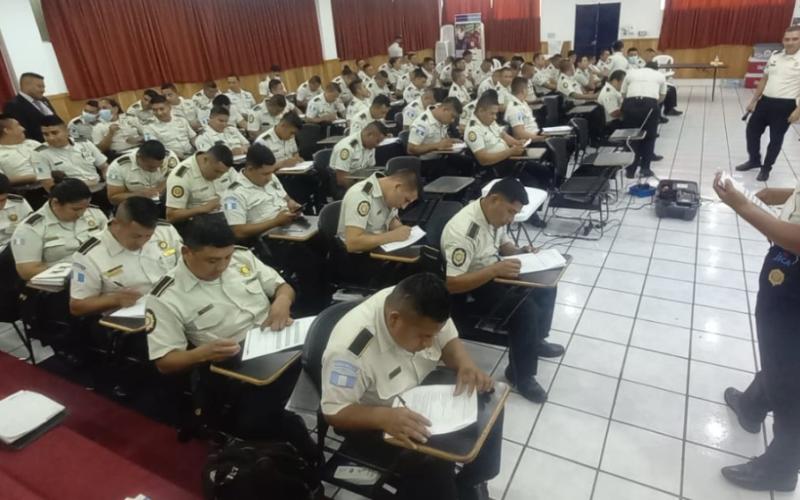 Capacitan al personal policial sobre el fortalecimiento del eje de profesionalización