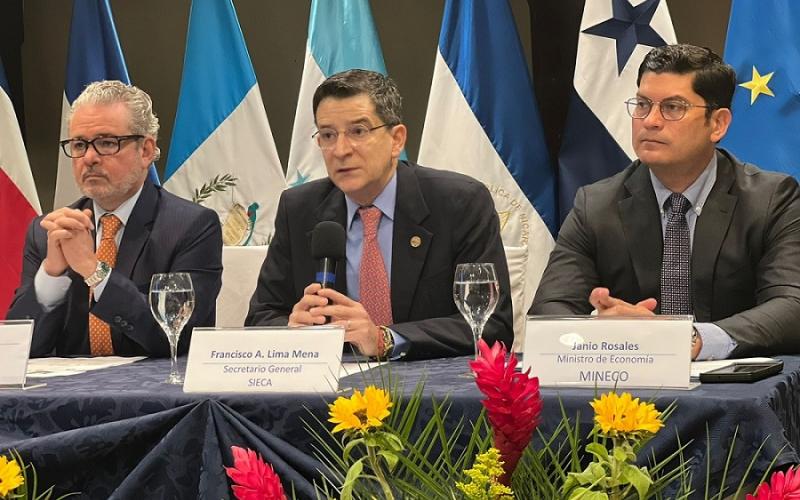 El Ministro de Economía Dr.  Janio Rosales (tercero de Izq. a Der) también presidió la acttividad. 