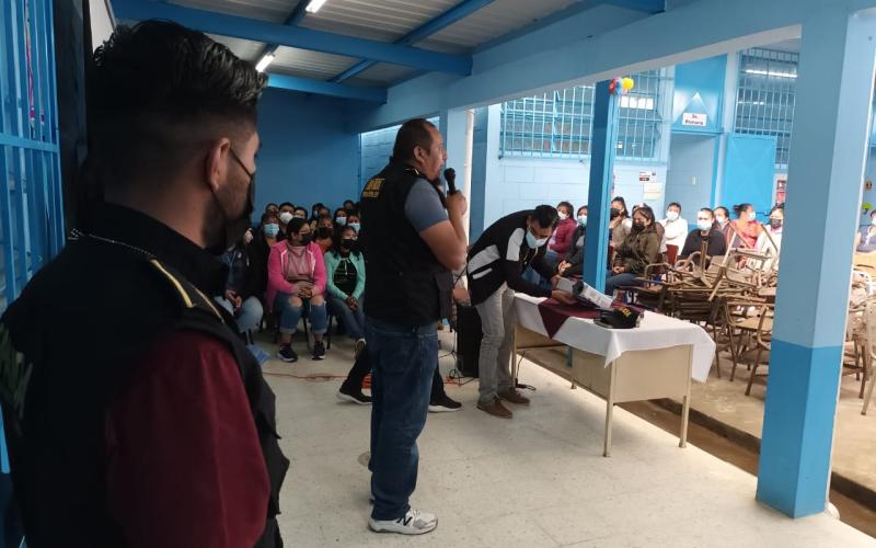 Padres de familia reciben charlas preventivas sobre la extorsión