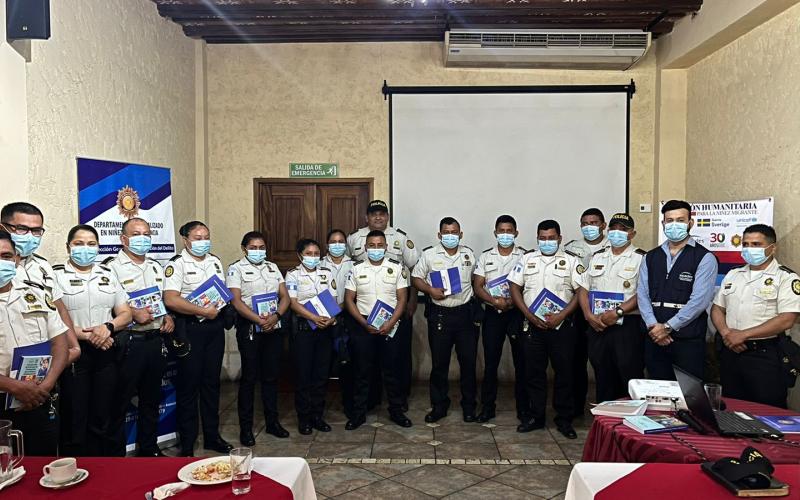 Agentes policiales se capacitan para proteger a la niñez y adolescencia 