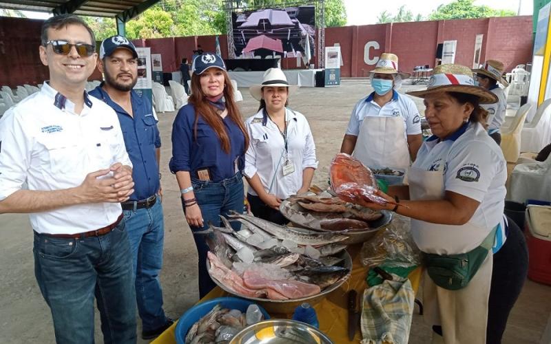 El viceministro de Desarrollo de la MIPYME (primero de IZq. a Der.) inauguró el evento.