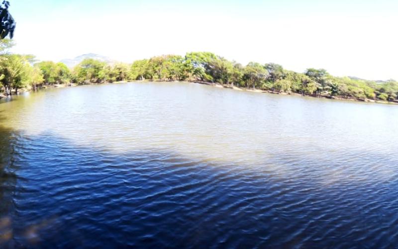 Vecinos de Agua Blanca, Jutiapa se unen para limpiar un reservorio natural