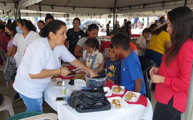 en la foto se ven a mujeres emprendedoras mostrando sus productos en feria de emprendimiento