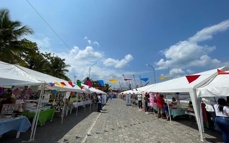 foto de stands de exposición de emprendedores en Izabal