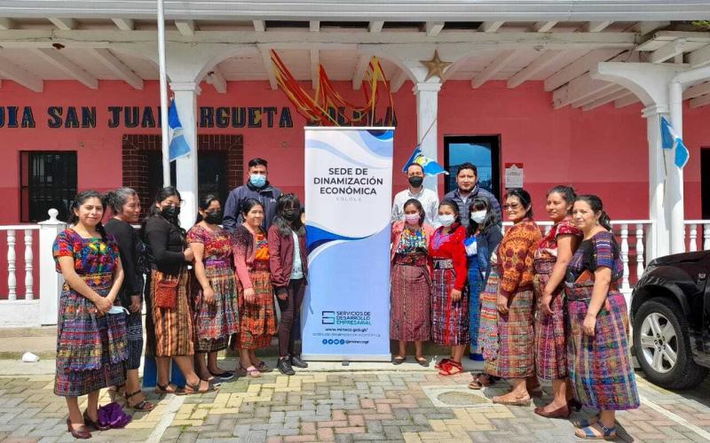 Mujeres de Sololá posan para fotografía después de recibir capacitación