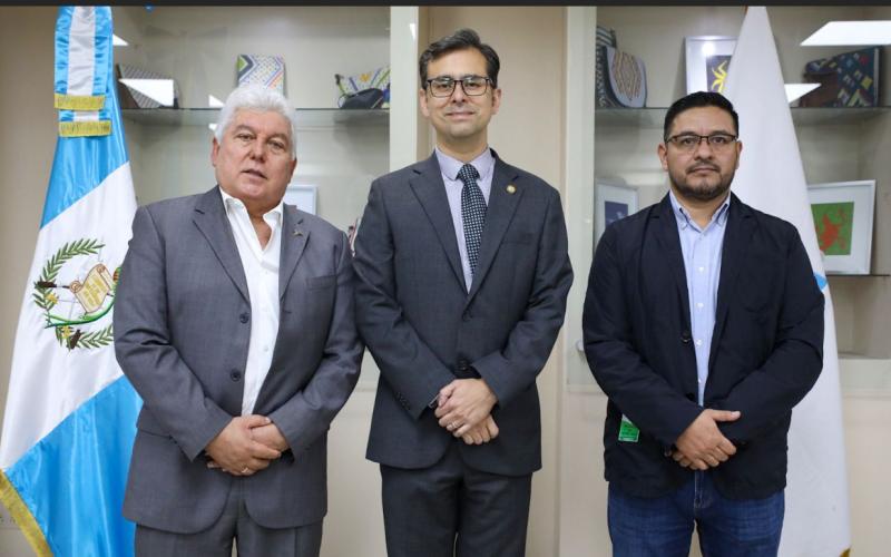 Viceministro de la Mipyme, Fernando Escalante es acompañado por representantes de las Mipymes del departamento de Guatemala