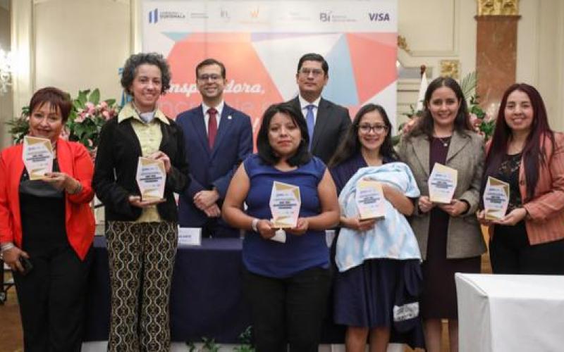 Mujeres emprendedoras reciben reconocimiento por su esfuerzo en el desarrollo de ideas de negocio y crecimiento económico