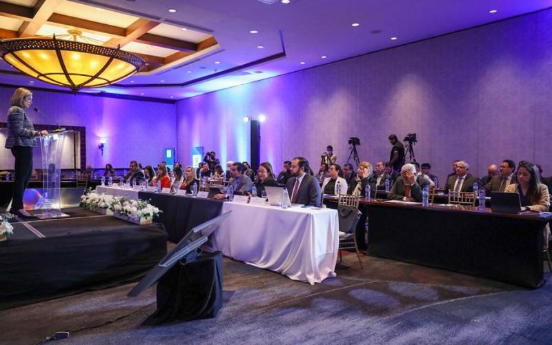 Viceministra de Inversión y competencia brinda palabras de bienvenida a los asistentes del foro regional de competencia