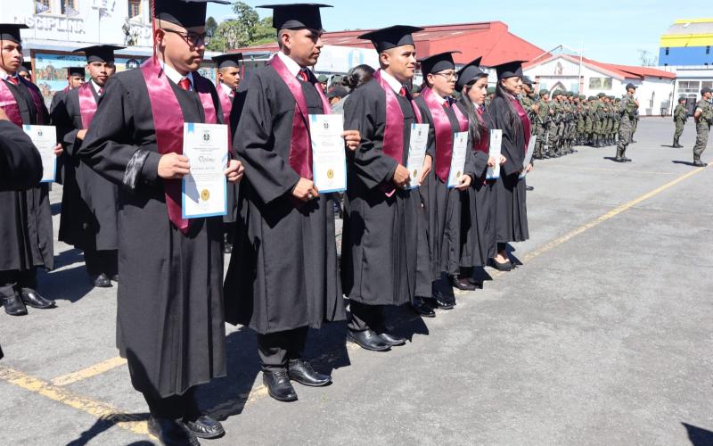 Soldados concluyen formación educativa por madurez.