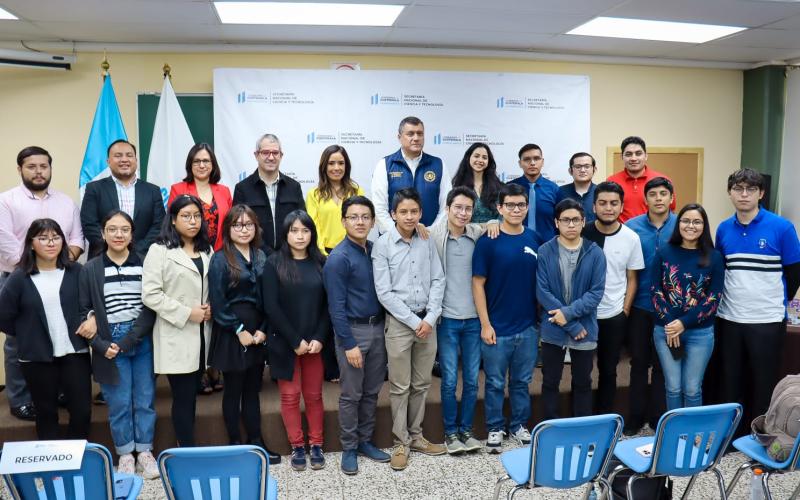 Jóvenes participan en concurso de innovación y tecnología