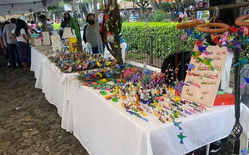 Exposición de diferentes productos por parte de emprendedores en la Antigua Guatemala