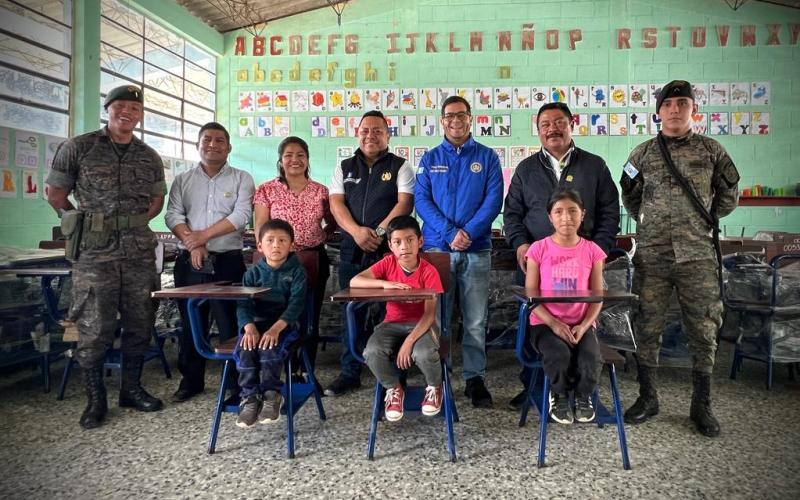 Ejército de Guatemala inicia la distribución de pupitres a centros educativos en todo el país.