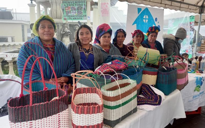 Mujeres emprendedoras exponen sus productos en feria de emprendimiento de Huehuetenango