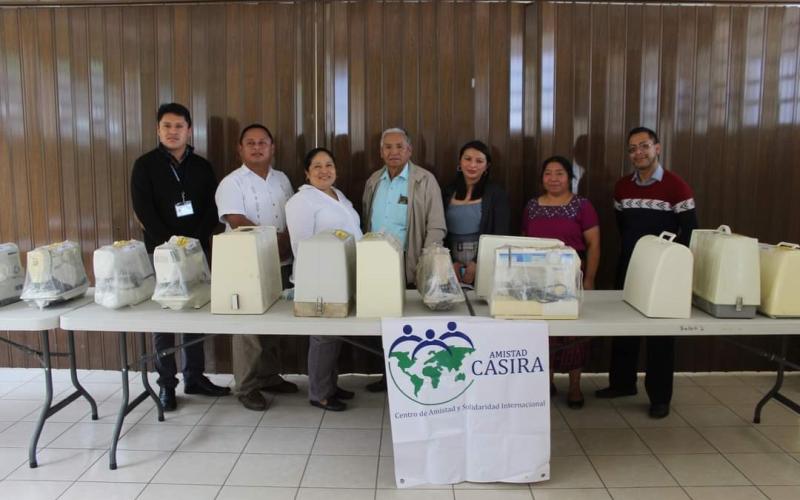 Beneficiados muestran donación de maquinas de coser