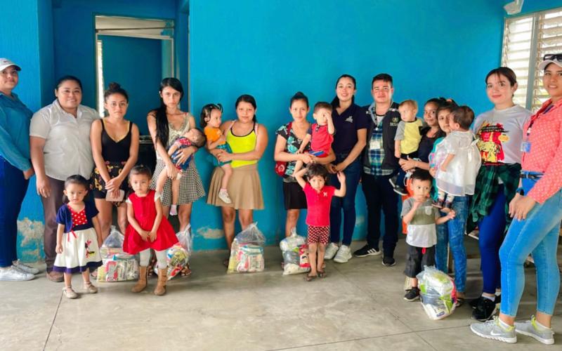 entrega de alimentos a menores con desnutrición en Nueva Concepción, Escuintla