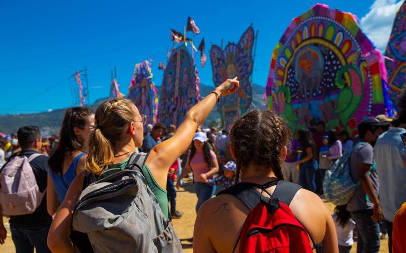 Turistas en barriletes