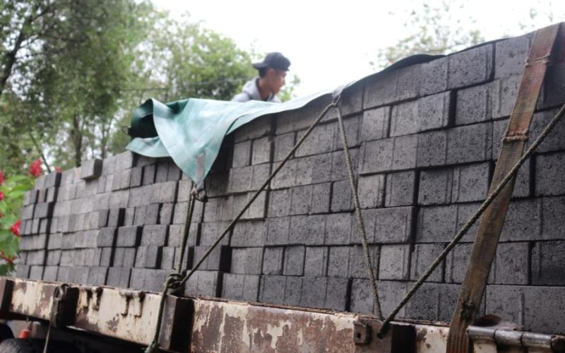 Fodes entrega materiales de reconstrucción en Santa Cruz Naranjo, Santa Rosa