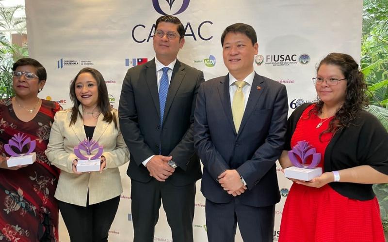 El Ministro de Economía Dr.  Janio Rosales (tercero de Izq. a Der.) presidió el evento.