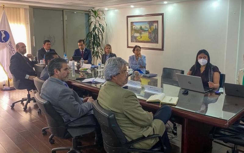 El Ministro de Economía Dr.  Janio Rosales recibió al  embajador Popp en su despacho.