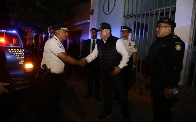 Ministro Barrientos supervisa el trabajo policial  que efectúan en distintas zonas de la capital 