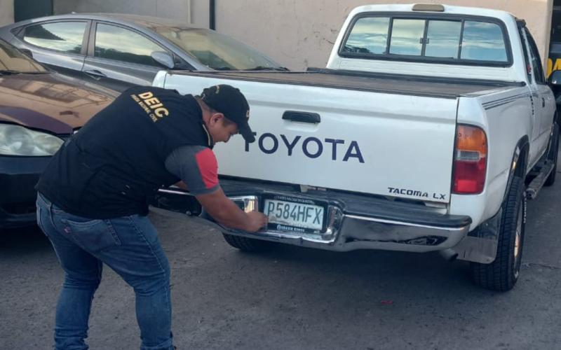 Personal de robo y hurto de vehículos consignan automotor