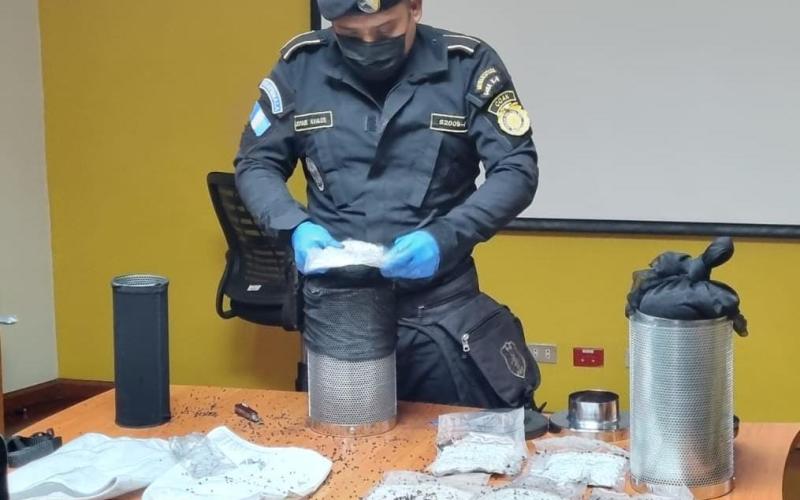 Inspección en encomienda permite localización de cocaína