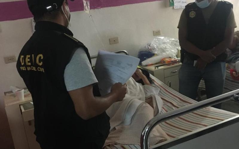 Investigadores policiales detienen a una persona por extorsión