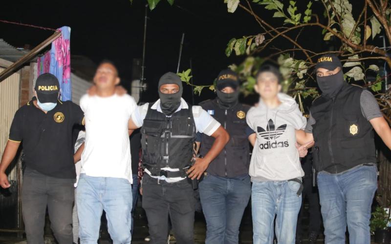 Capturan a pandilleros con fusil e indumentaria similar a la de la PNC